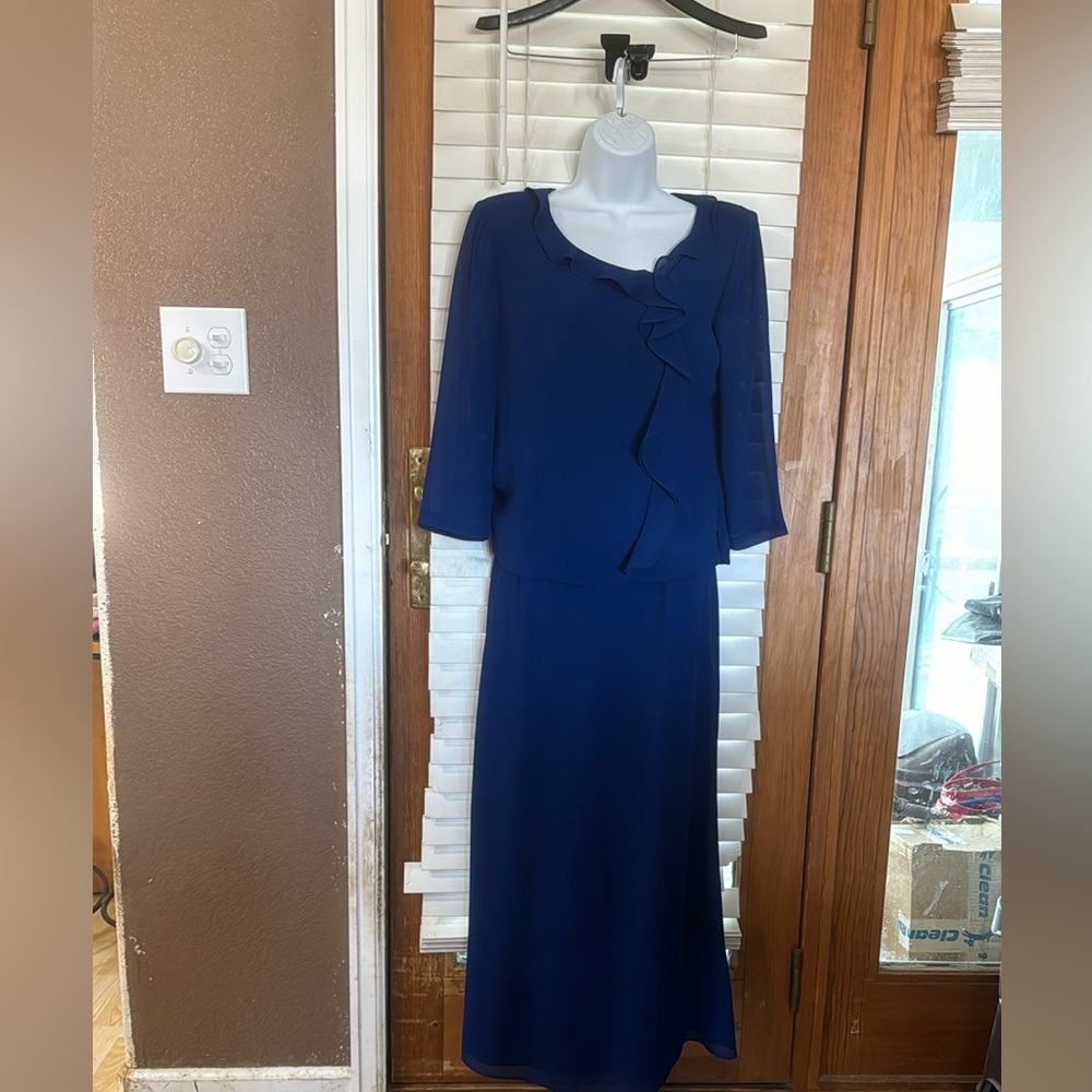 Beautiful Cynthia Howie, Size 6, 2-piece dress with ankle length skirt.